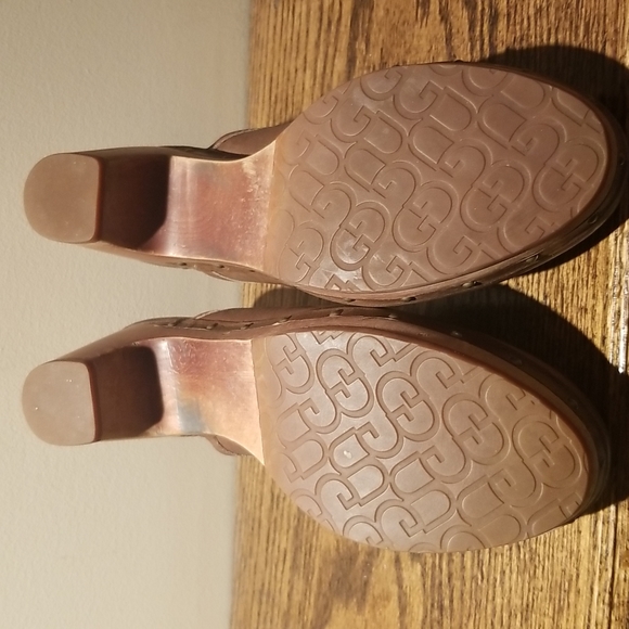 UGG Abbie Clogs - Picture 4 of 11